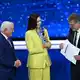 Panne im Live-TV: DOSB-Chef Thomas Weikert (r) ließ den Sieger München schon vor der Verkündung durch Bundespräsident Frank-Walter Steinmeier erkennen. - Bild: Marijan Murat/dpa