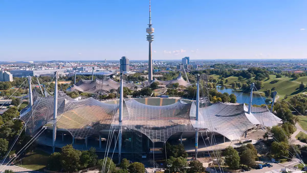 Muss schnell saniert werden: Das denkmalgeschützte Olympiastadion. - Bild: Sven Hoppe/dpa
