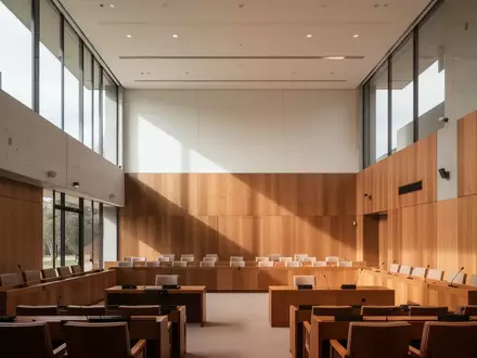 Innenansicht eines modernen Parlamentsgebäudes in Canberra mit leeren Sitzreihen und natürlichem Lichteinfall. - Foto: über boerse-global.de