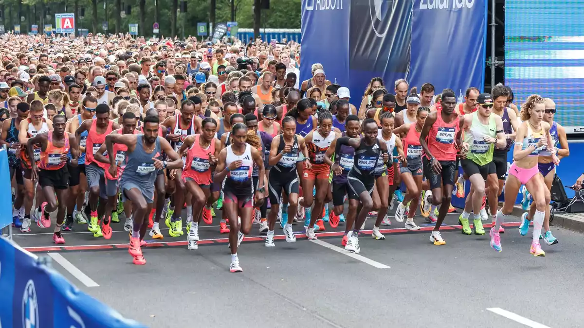 Tigst Assefa (vorne) erlebt ein Drama beim Berlin-Marathon. - Bild: Andreas Gora/dpa