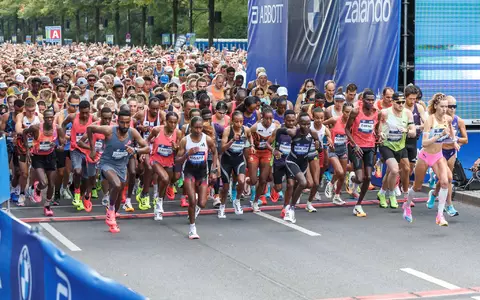 Tigst Assefa (vorne) erlebt ein Drama beim Berlin-Marathon. - Foto: Andreas Gora/dpa