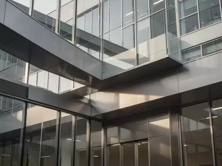 Architektonisches Detail eines modernen Forschungsgebäudes mit klaren Linien und Glasflächen. - Foto: über boerse-global.de