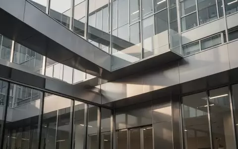 Architektonisches Detail eines modernen Forschungsgebäudes mit klaren Linien und Glasflächen. - Foto: über boerse-global.de