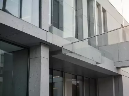 Moderne Fassade eines deutschen Verwaltungsgebäudes mit klaren architektonischen Linien bei Tageslicht. - Foto: über boerse-global.de