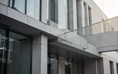 Moderne Fassade eines deutschen Verwaltungsgebäudes mit klaren architektonischen Linien bei Tageslicht. - Foto: über boerse-global.de