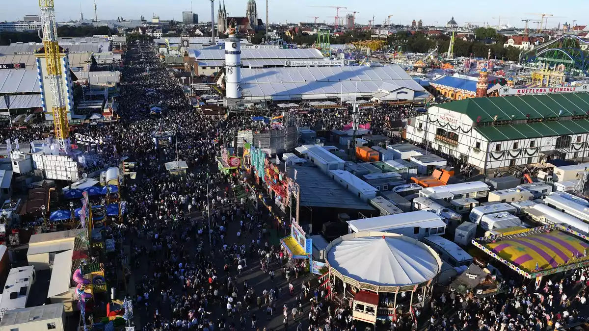 Am Samstag herrschte dichtes Gedränge - aber es wurde nicht gefährlich.  - Bild: Felix Hörhager/dpa