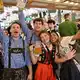 Die meisten Gäste kommen in Dirndl und Lederhose.  - Bild: Felix Hörhager/dpa
