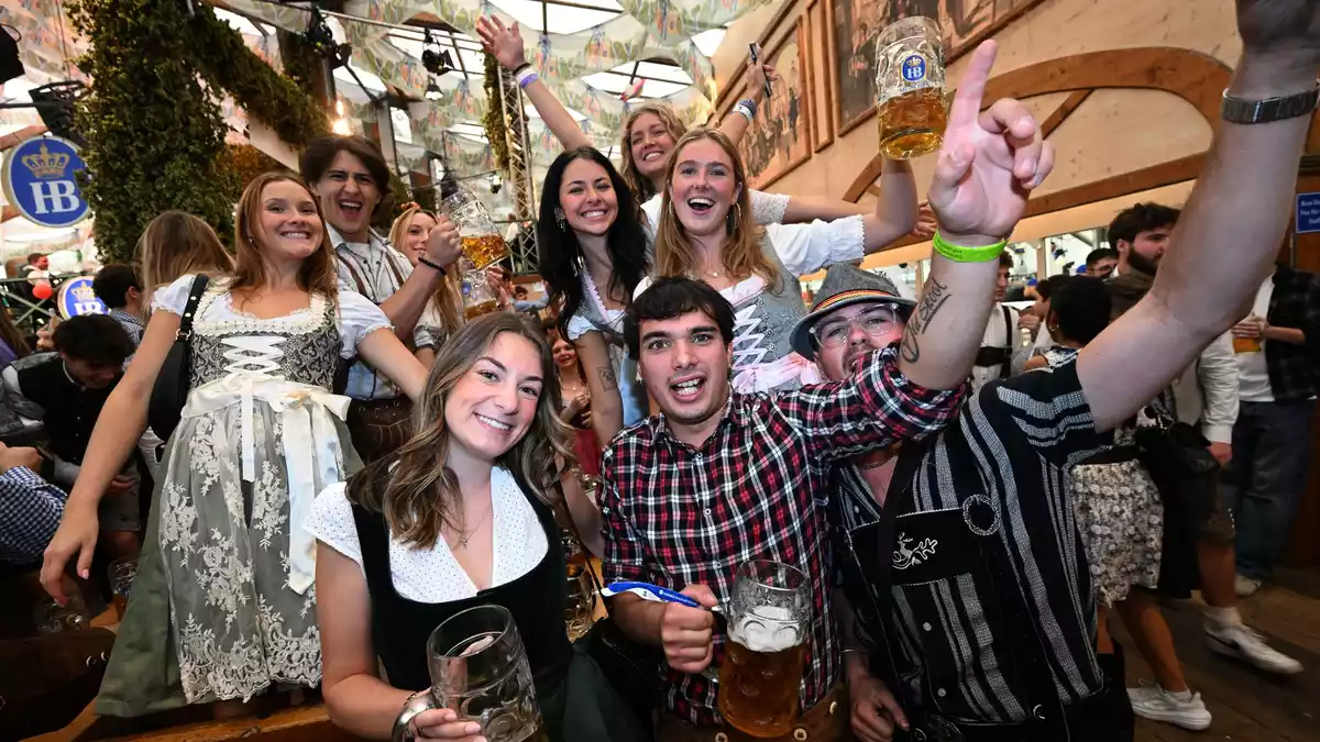 Friedlich, fröhlich, entspannt: eine fast perfekte erste Wiesnwoche. - Bild: Felix Hörhager/dpa