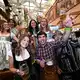 Friedlich, fröhlich, entspannt: eine fast perfekte erste Wiesnwoche. - Bild: Felix Hörhager/dpa