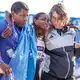 Von Lauf-Legende und ihrem Coach Haile Gebrselassie (l) musste Assefa im Ziel gestützt werden. - Bild: Andreas Gora/dpa