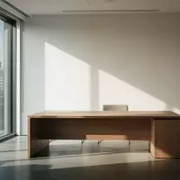 Ein heller, leerer Büroraum mit modernem Interieur und einfallendem Tageslicht, das Schatten auf eine leere Schreibtischoberfläche wirft. - Foto: über boerse-global.de