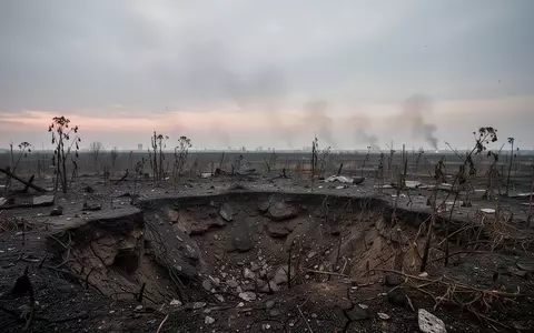 Eine zerstörte, karge Kriegslandschaft in der Region Donezk mit Kratern und verbrannter Erde unter einem bewölkten Himmel. - Foto: über boerse-global.de