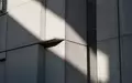 Moderne Fassade eines Regierungsgebäudes in Deutschland mit geometrischen Schattenwürfen bei Tageslicht. - Foto: über boerse-global.de