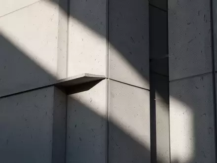 Moderne Fassade eines Regierungsgebäudes in Deutschland mit geometrischen Schattenwürfen bei Tageslicht. - Foto: über boerse-global.de