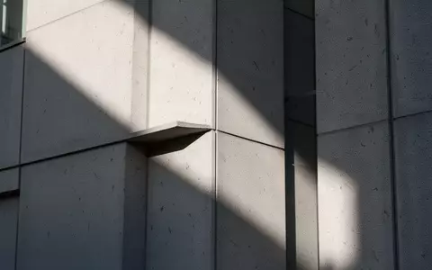 Moderne Fassade eines Regierungsgebäudes in Deutschland mit geometrischen Schattenwürfen bei Tageslicht. - Foto: über boerse-global.de