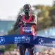 Guye Adola aus Äthiopien gewann den Berlin-Marathon bei den Männern in Abwesenheit des Weltrekordlers Sabastian Sawe. - Bild: Andreas Gora/dpa
