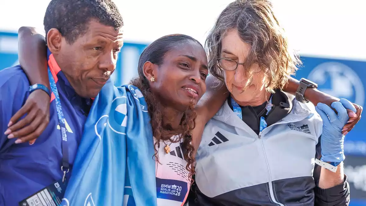 Tigst Assefa musste mit Tränen in den Augen von Lauf-Legende und ihrem Trainer Haile Gebrselassie im Ziel gestützt werden. - Bild: Andreas Gora/dpa