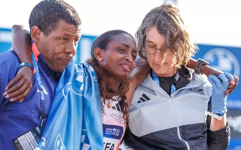 Tigst Assefa musste mit Tränen in den Augen von Lauf-Legende und ihrem Trainer Haile Gebrselassie im Ziel gestützt werden. - Foto: Andreas Gora/dpa