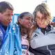 Tigst Assefa musste mit Tränen in den Augen von Lauf-Legende und ihrem Trainer Haile Gebrselassie im Ziel gestützt werden. - Bild: Andreas Gora/dpa