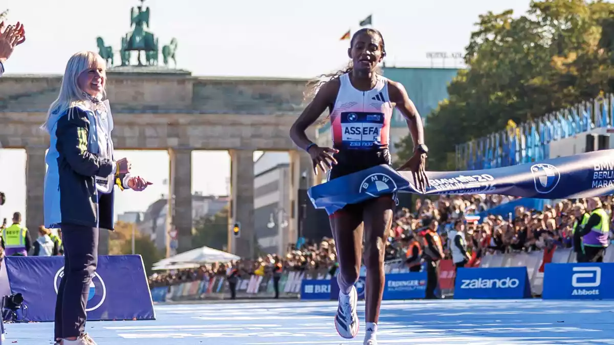 Tigst Assefa humpelte ins Ziel. - Bild: Andreas Gora/dpa