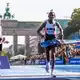 Tigst Assefa humpelte ins Ziel. - Bild: Andreas Gora/dpa