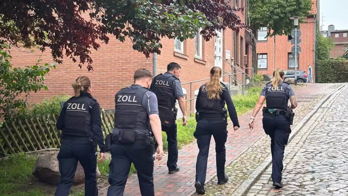 HZA-KI: 7 Beschäftigte ohne Aufenthaltstitel bei Schwerpunktprüfung im Friseur- und Kosmetikgewerbe - Bild: presseportal.de