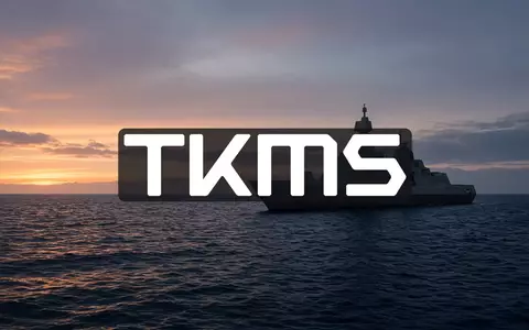 Modernes Marineschiff vor einer Küstenlinie bei Dämmerung, symbolisiert maritime Verteidigungstechnologie. - Foto: über boerse-global.de