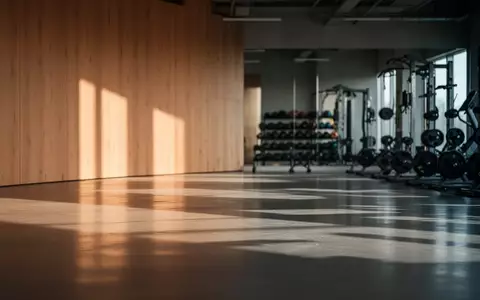 Ein minimalistisch gestalteter, heller Fitnessraum mit Holzwand und poliertem Boden in ruhiger Atmosphäre. - Foto: über boerse-global.de