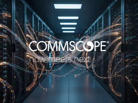 Abstrakte Darstellung von Glasfaserkabeln und Netzwerk-Infrastruktur in einem modernen Rechenzentrum. - Foto: über boerse-global.de
