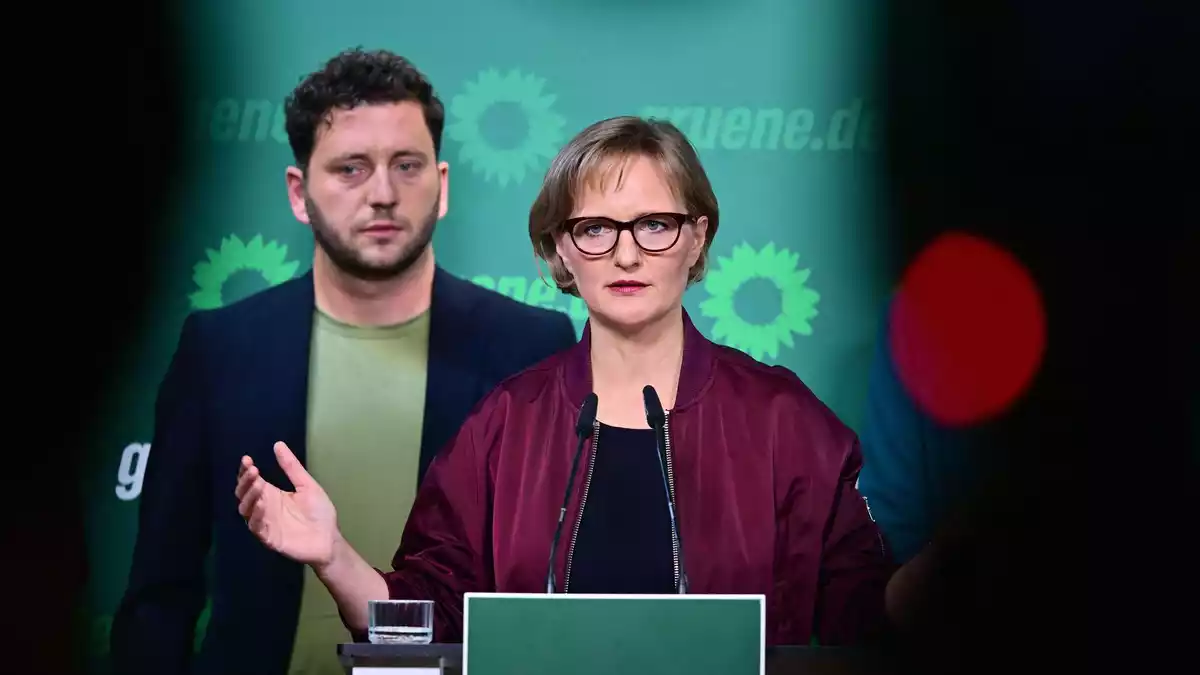 Wollen im Dezember für eine weitere Amtszeit kandidieren: Felix Banaszak und Franziska Brantner (Archivbild)  - Bild: Sebastian Gollnow/dpa