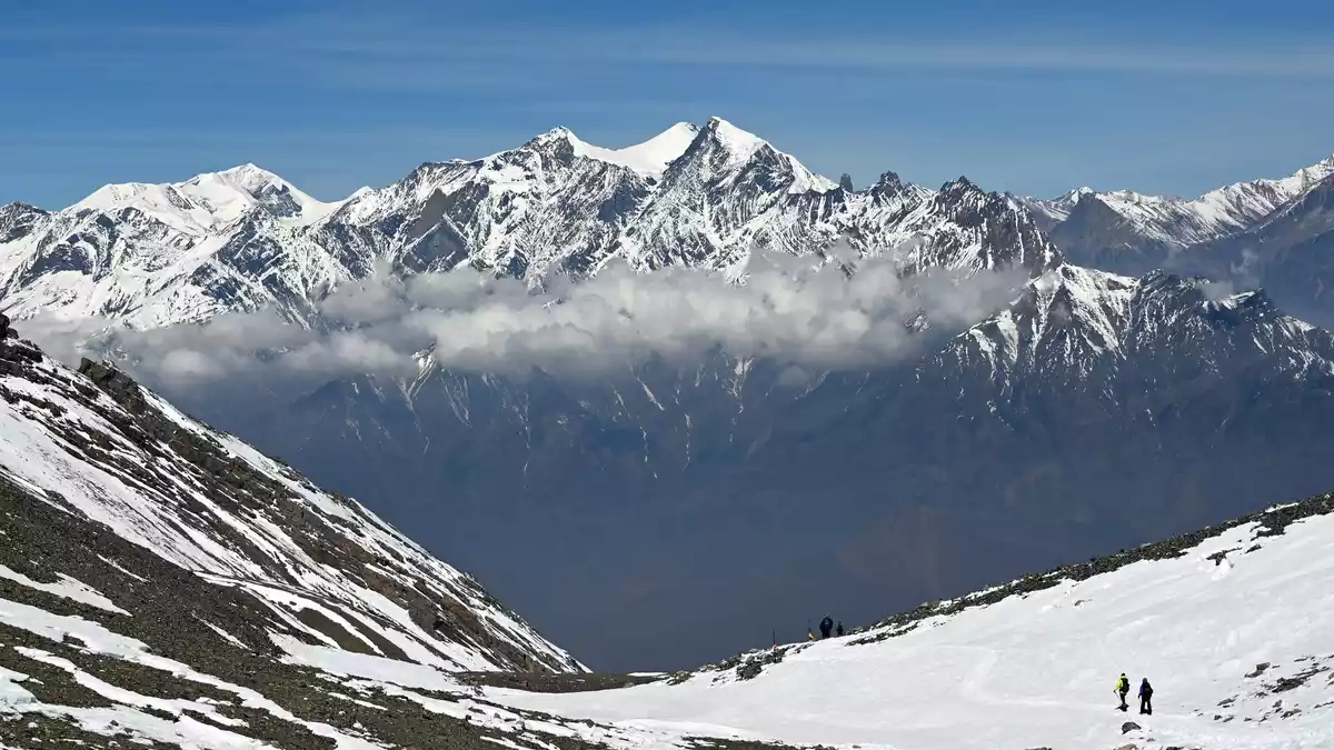 Lawinenabgang im Himalaya: zwei Tote und 14 Vermisste. (Archivbild) - Bild: Elisa Schu/dpa