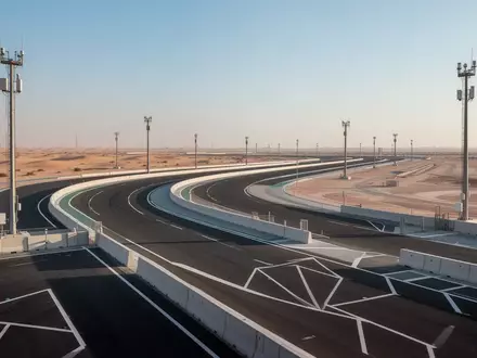 Eine moderne Teststrecke für autonomes Fahren in einer sonnigen Wüstenlandschaft bei Dubai mit klaren Fahrbahnmarkierungen. - Foto: über boerse-global.de