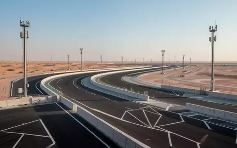 Eine moderne Teststrecke für autonomes Fahren in einer sonnigen Wüstenlandschaft bei Dubai mit klaren Fahrbahnmarkierungen. - Foto: über boerse-global.de