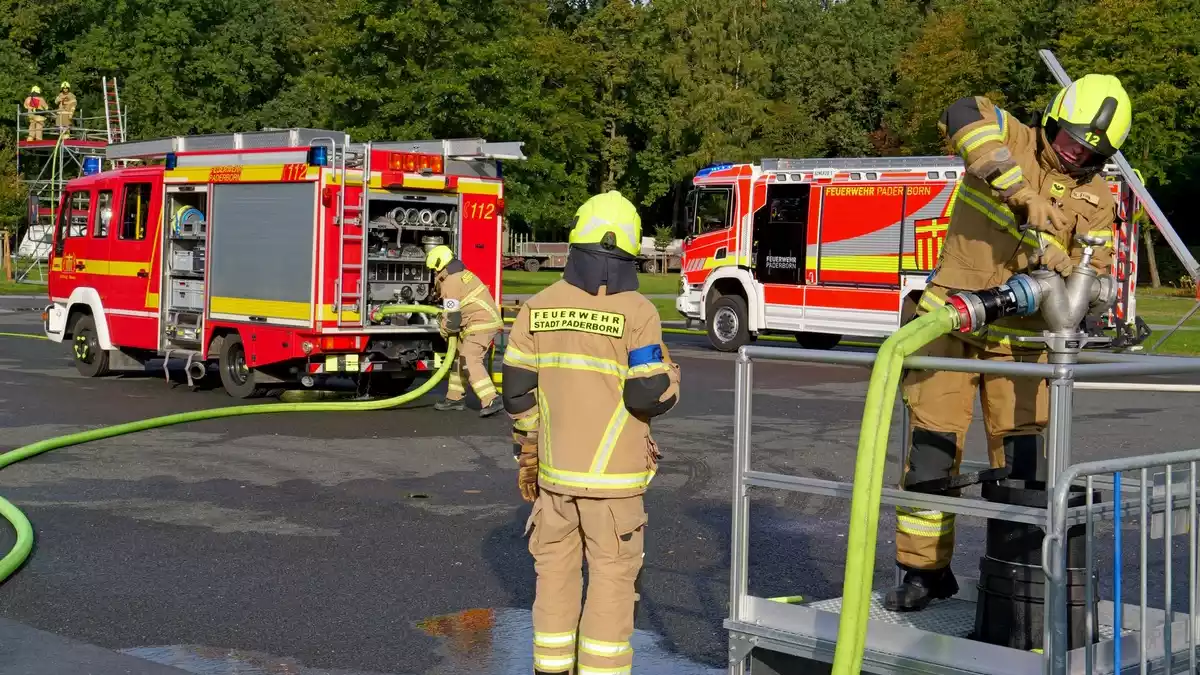 FW-PB: Mehr als 400 Feuerwehrleute kommen gehörig ins Schwitzen - Bild: presseportal.de