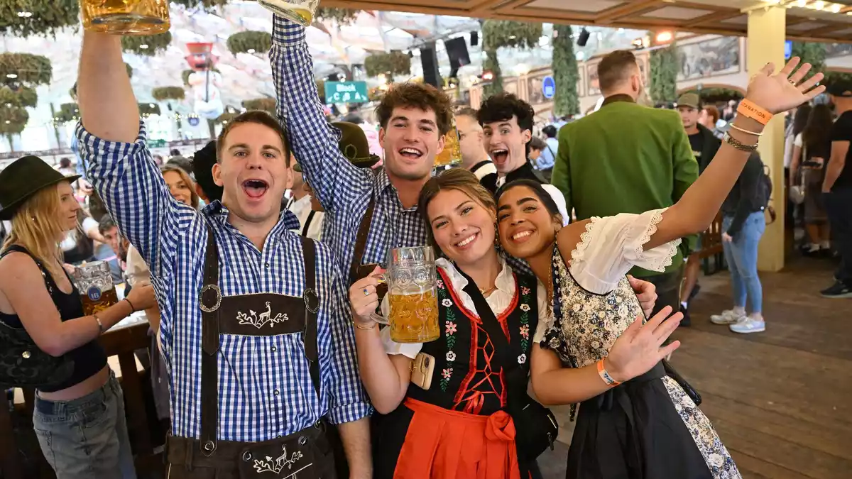Die meisten Gäste kommen in Dirndl und Lederhose.  - Bild: Felix Hörhager/dpa