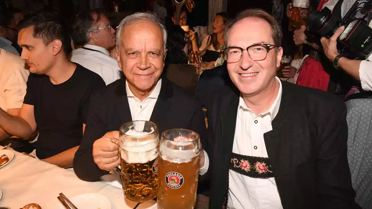 Innenminister Dobrindt stößt mit sein italienischen Kollegen Piantedosi an.  - Bild: Felix Hörhager/dpa
