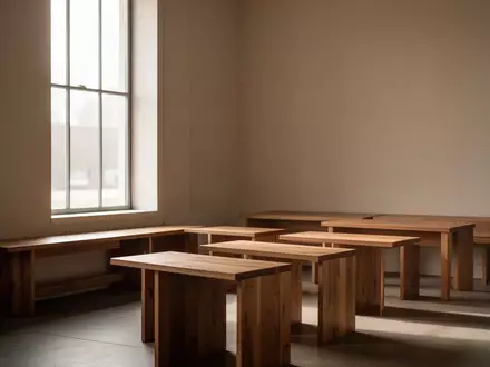 Ein heller, minimalistischer Gemeinschaftsraum mit Holzbänken und sanftem Lichteinfall in einer sozialen Einrichtung. - Foto: über boerse-global.de