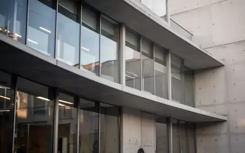 Moderne Fassade eines Verwaltungsgebäudes mit klaren Linien und Glasflächen in natürlichem Licht. - Foto: über boerse-global.de