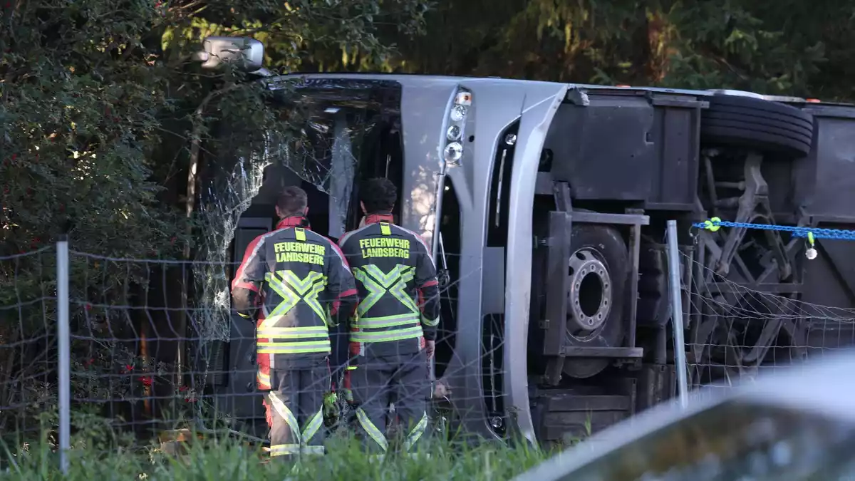 Ein Reisebus ist bei Buchloe im Allgäu von der A96 abgekommen. - Bild: Karl-Josef Hildenbrand/dpa