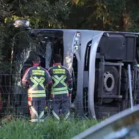 Ein Reisebus ist bei Buchloe im Allgäu von der A96 abgekommen. - Foto: Karl-Josef Hildenbrand/dpa