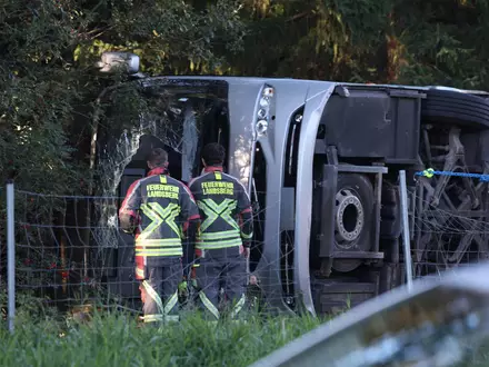 Ein Reisebus ist bei Buchloe im Allgäu von der A96 abgekommen. - Foto: Karl-Josef Hildenbrand/dpa