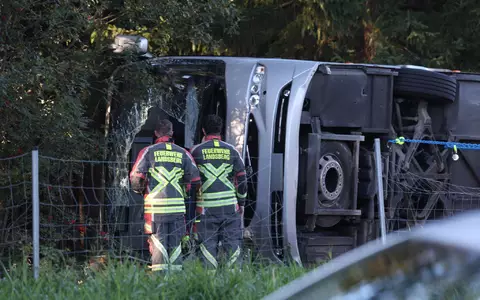 Ein Reisebus ist bei Buchloe im Allgäu von der A96 abgekommen. - Foto: Karl-Josef Hildenbrand/dpa