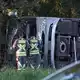 Ein Reisebus ist bei Buchloe im Allgäu von der A96 abgekommen. - Bild: Karl-Josef Hildenbrand/dpa