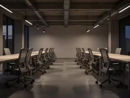 Ein leeres, minimalistisch gestaltetes Büro in der Abenddämmerung mit ergonomischen Stühlen und unbesetzten Schreibtischen. - Foto: über boerse-global.de