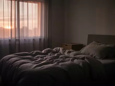 Ein ungemachtes Bett in einem ruhig beleuchteten Schlafzimmer im sanften Licht des frühen Morgens. - Foto: über boerse-global.de