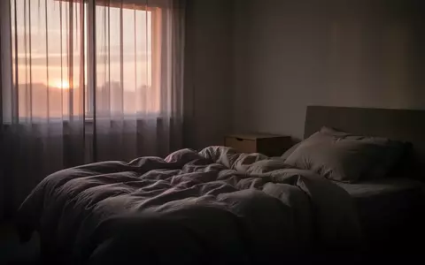 Ein ungemachtes Bett in einem ruhig beleuchteten Schlafzimmer im sanften Licht des frühen Morgens. - Foto: über boerse-global.de