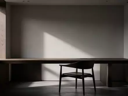 Ein minimalistischer, leerer Schreibtisch in einem modern eingerichteten Raum bei natürlichem Lichteinfall. - Foto: über boerse-global.de