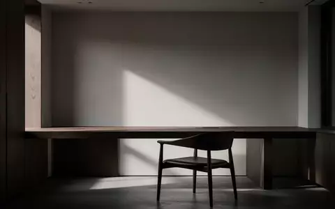 Ein minimalistischer, leerer Schreibtisch in einem modern eingerichteten Raum bei natürlichem Lichteinfall. - Foto: über boerse-global.de