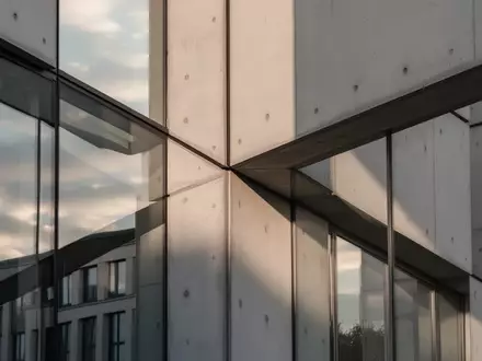 Moderne architektonische Fassade eines Regierungsgebäudes mit klaren geometrischen Linien und Lichtreflexionen. - Foto: über boerse-global.de