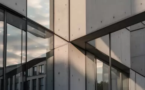 Moderne architektonische Fassade eines Regierungsgebäudes mit klaren geometrischen Linien und Lichtreflexionen. - Foto: über boerse-global.de
